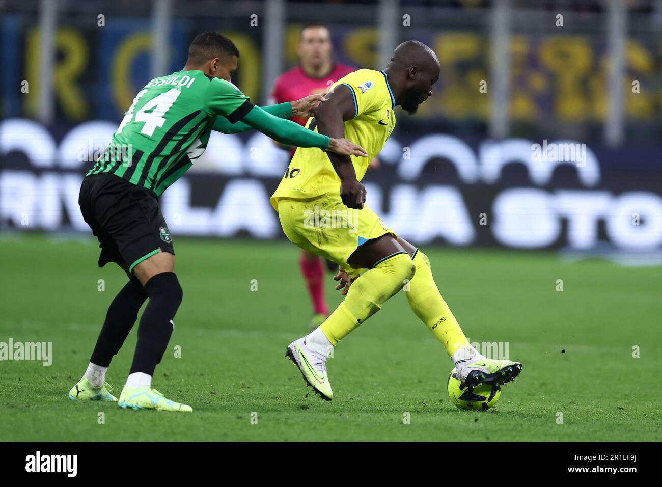 Milano, Italia. 13th maggio, 2023. Ruan Tressoldi di noi Sassuolo e Romelu Lukaku dell'IFC Internazionale combattono per la palla durante la Serie A match beetween FC Internazionale e noi Sassuolo allo Stadio Giuseppe Meazza il 13 2023 maggio a Milano Italia . Credit: Marco Canoniero/Alamy Live News Foto Stock