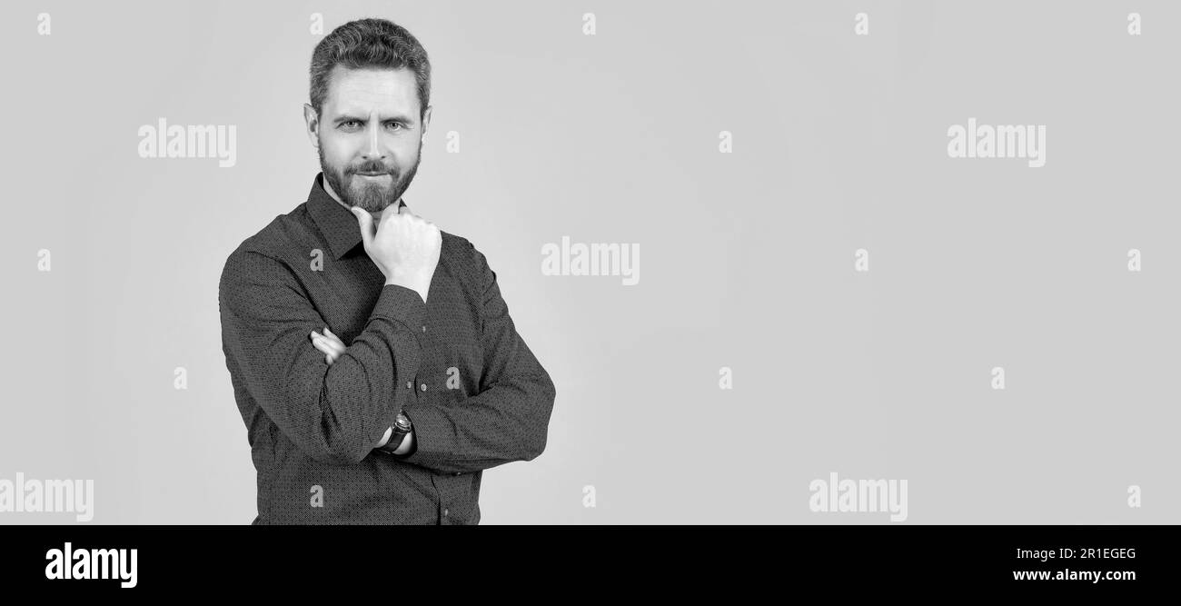 Senza compromessi sullo stile. L'uomo di mezza età tocca il mento bearded. Stile casual. Uomo volto ritratto, banner con spazio copia. Foto Stock