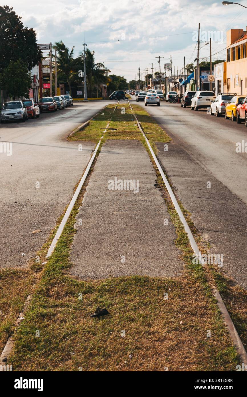 I vecchi binari ferroviari attraversano una strada a Merida, Messico. La regione di Yucatán aveva una vivace rete ferroviaria dal 1865, fino agli anni 1950 Foto Stock