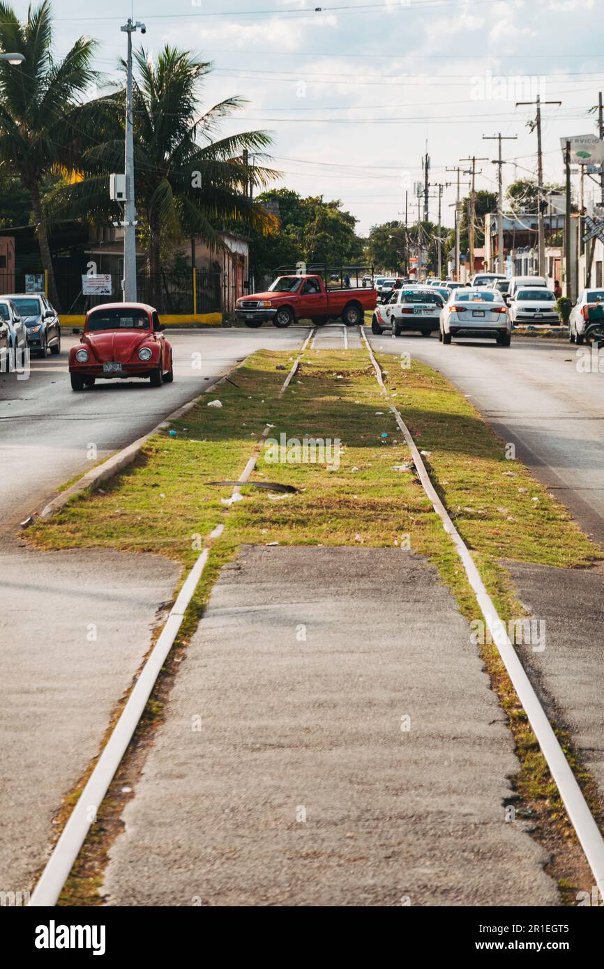 I vecchi binari ferroviari attraversano una strada a Merida, Messico. La regione di Yucatán aveva una vivace rete ferroviaria dal 1865, fino agli anni 1950 Foto Stock