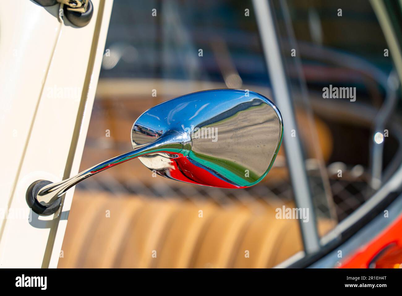 Specchietto retrovisore con rivestimento in metallo retro vecchio Foto Stock