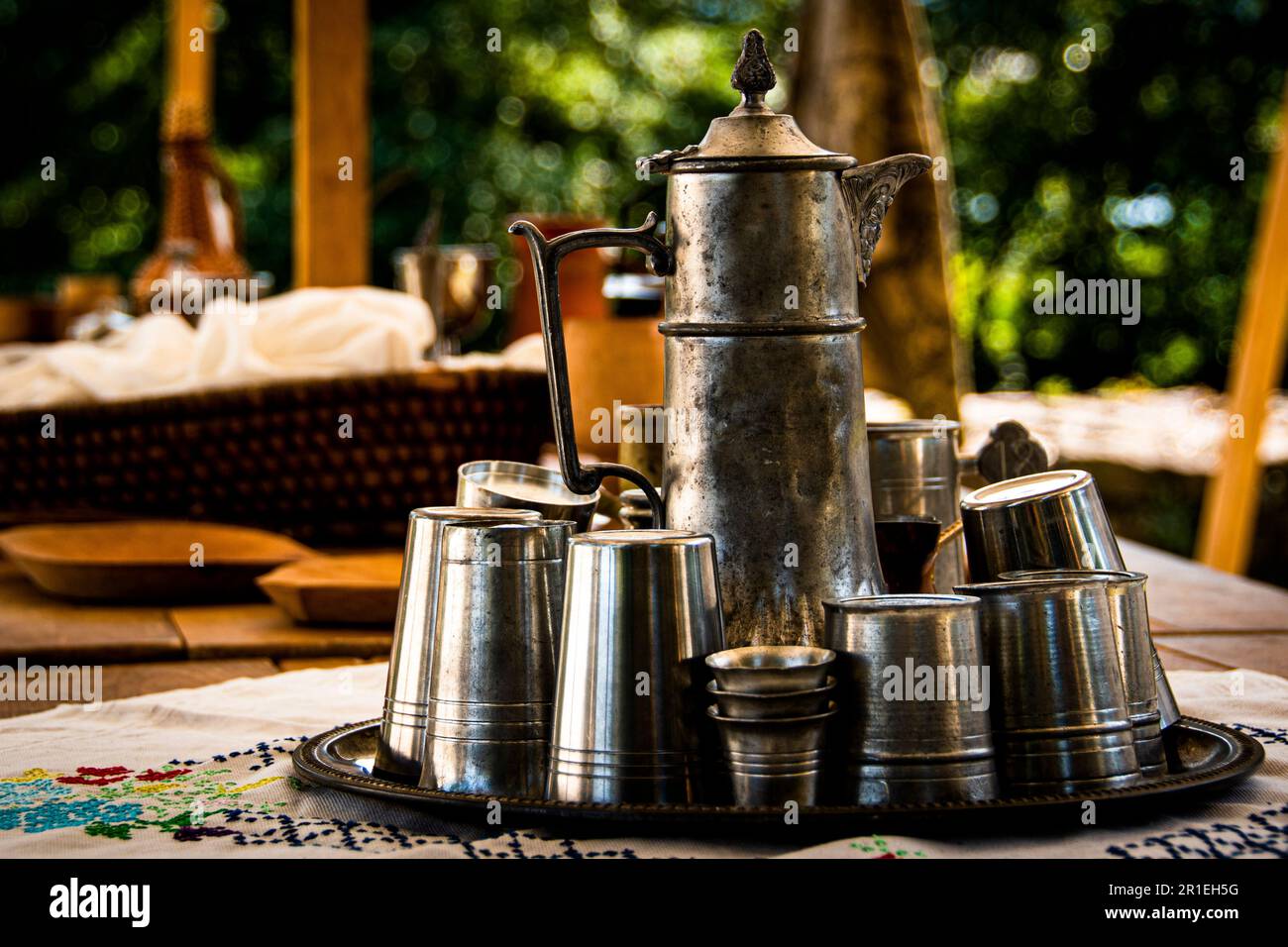 Caraffa in metallo antico e bicchieri in metallo Foto Stock