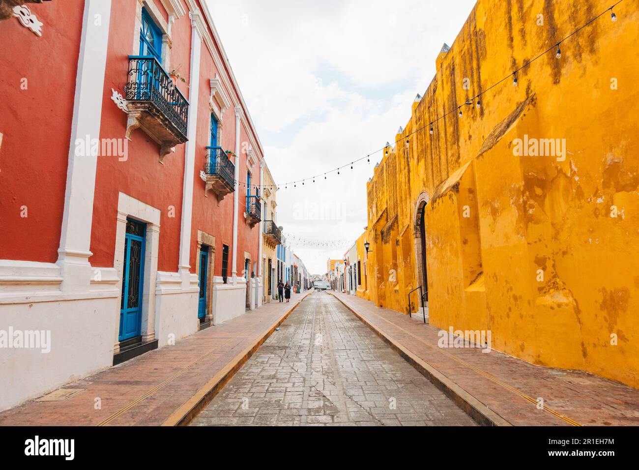 Edifici coloniali spagnoli dipinti in vari colori vivaci nel centro storico della città di Campeche, Messico Foto Stock