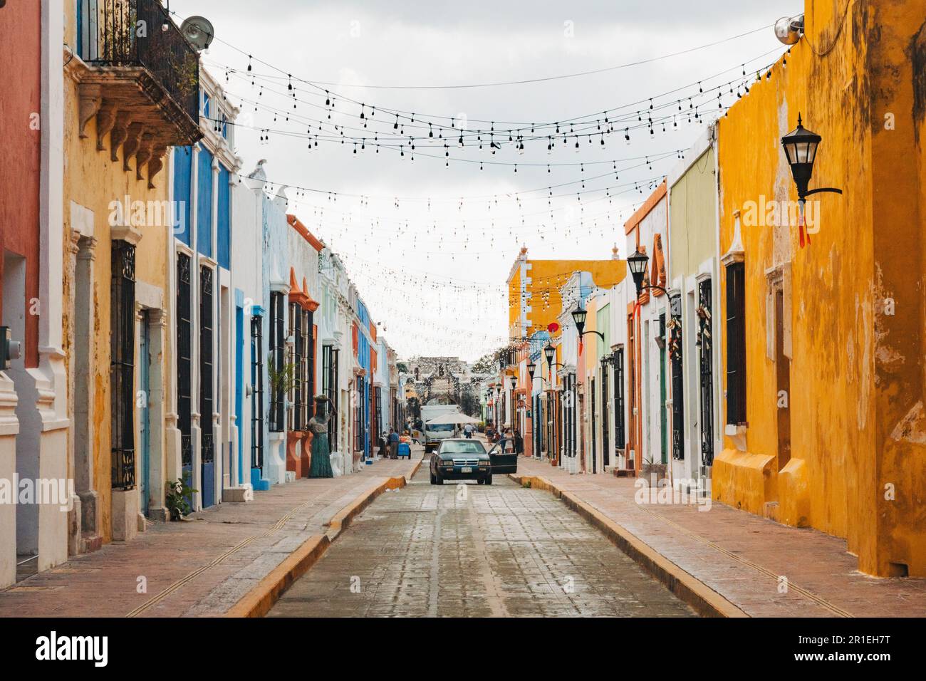 Edifici coloniali spagnoli dipinti in vari colori vivaci nel centro storico della città di Campeche, Messico Foto Stock