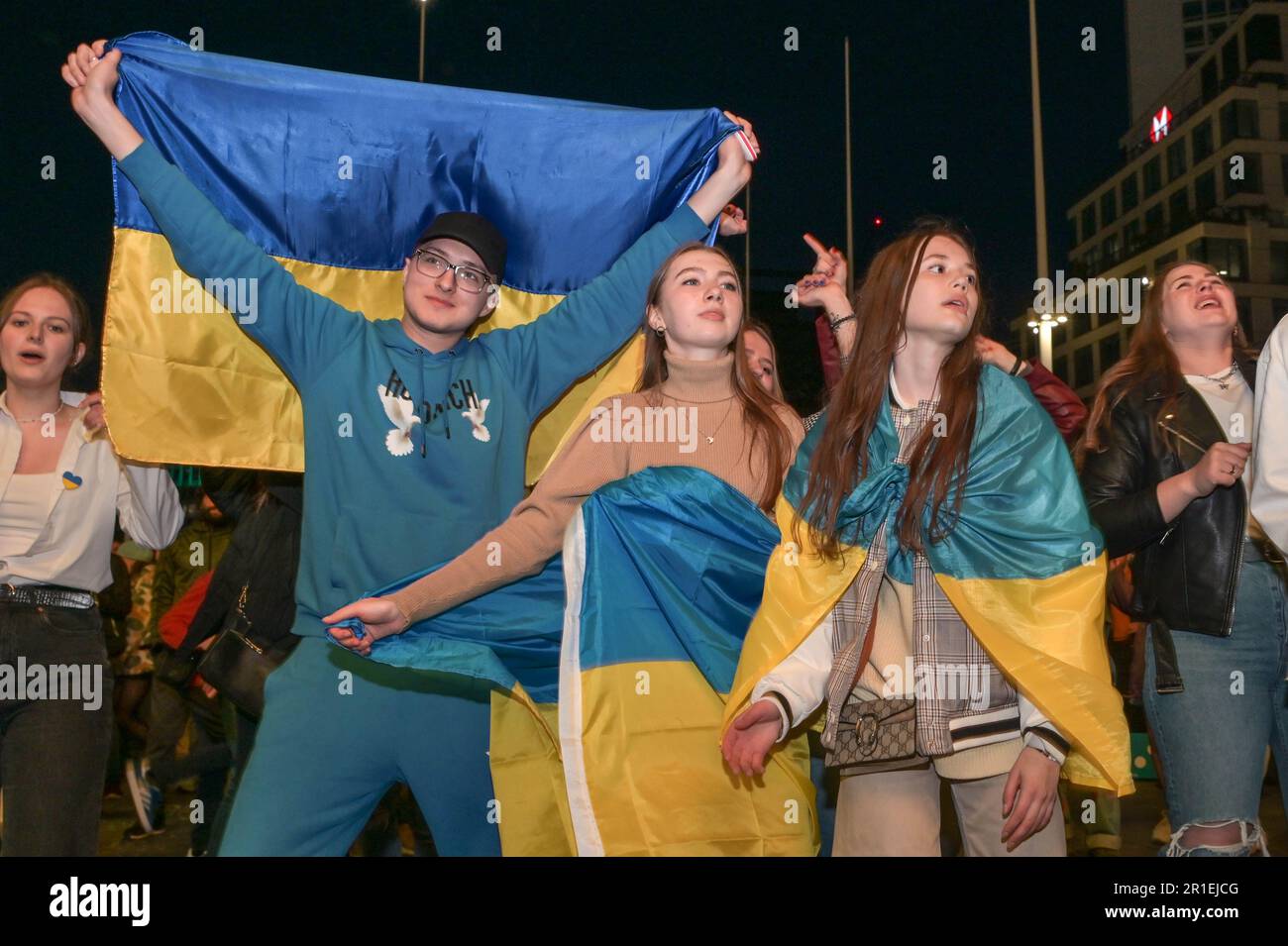 Centenary Square, Birmingham, 13 maggio 2023 - i fan ucraini hanno ballato con le bandiere nel centro di Birmingham mentre guardavano il loro paese d'origine esibirsi all'Eurovision Song Contest 2023. Credito: Interrompi stampa Media/Alamy Live News Foto Stock