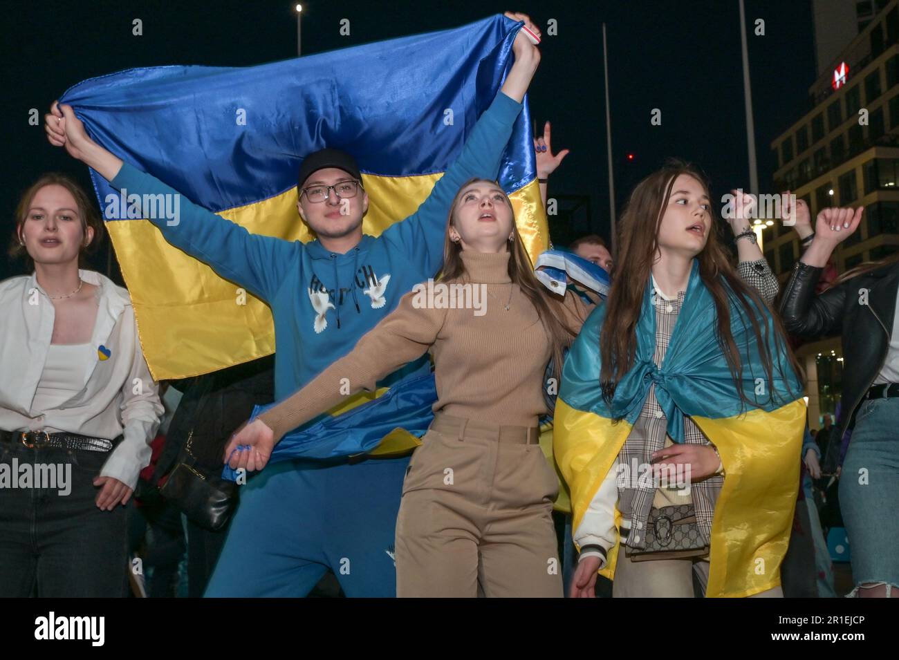 Centenary Square, Birmingham, 13 maggio 2023 - i fan ucraini hanno ballato con le bandiere nel centro di Birmingham mentre guardavano il loro paese d'origine esibirsi all'Eurovision Song Contest 2023. Credito: Interrompi stampa Media/Alamy Live News Foto Stock