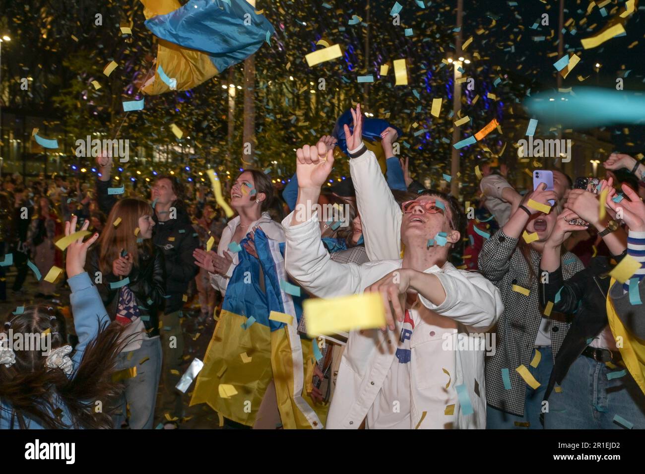 Centenary Square, Birmingham, 13 maggio 2023 - i fan ucraini hanno ballato con le bandiere nel centro di Birmingham mentre guardavano il loro paese d'origine esibirsi all'Eurovision Song Contest 2023. Credito: Interrompi stampa Media/Alamy Live News Foto Stock