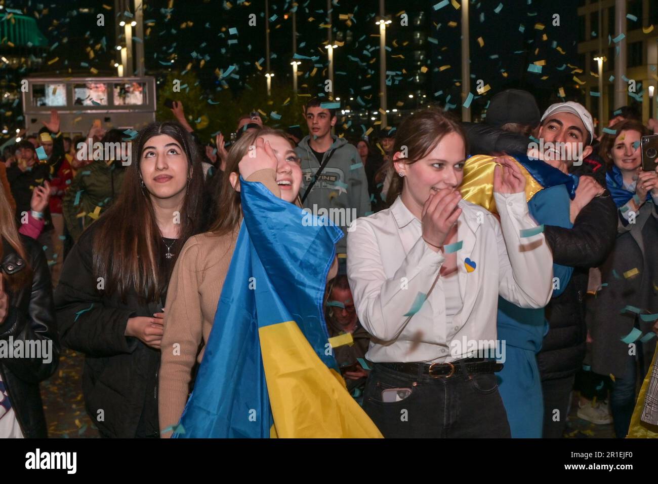 Centenary Square, Birmingham, 13 maggio 2023 - i fan ucraini hanno ballato con le bandiere nel centro di Birmingham mentre guardavano il loro paese d'origine esibirsi all'Eurovision Song Contest 2023. Credito: Interrompi stampa Media/Alamy Live News Foto Stock