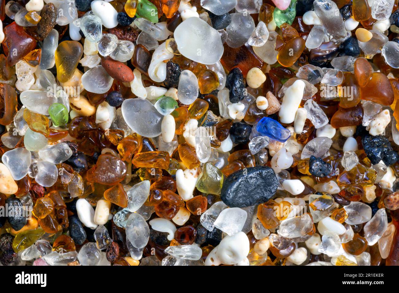 Foto macro isolata da vicino di un vetro da spiaggia trovato su una spiaggia a Kauai, Hawaii. Foto Stock