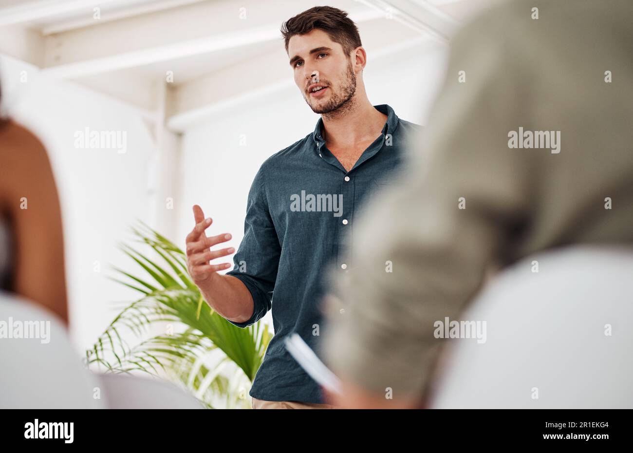 Ottenere la palla rotolare con una riunione produttiva. un giovane uomo d'affari che parla ad una conferenza. Foto Stock