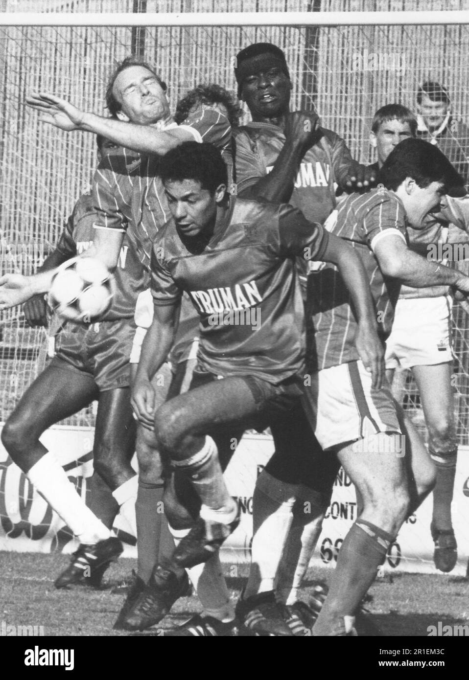 PORTSMOUTH V WIMBLEDON, 1987. BILLY GILBERT COMBATTE CON CARLTON FAIRWEATHER E ERIC, IL GIOVANE PIC MIKE WALKER 1987 Foto Stock