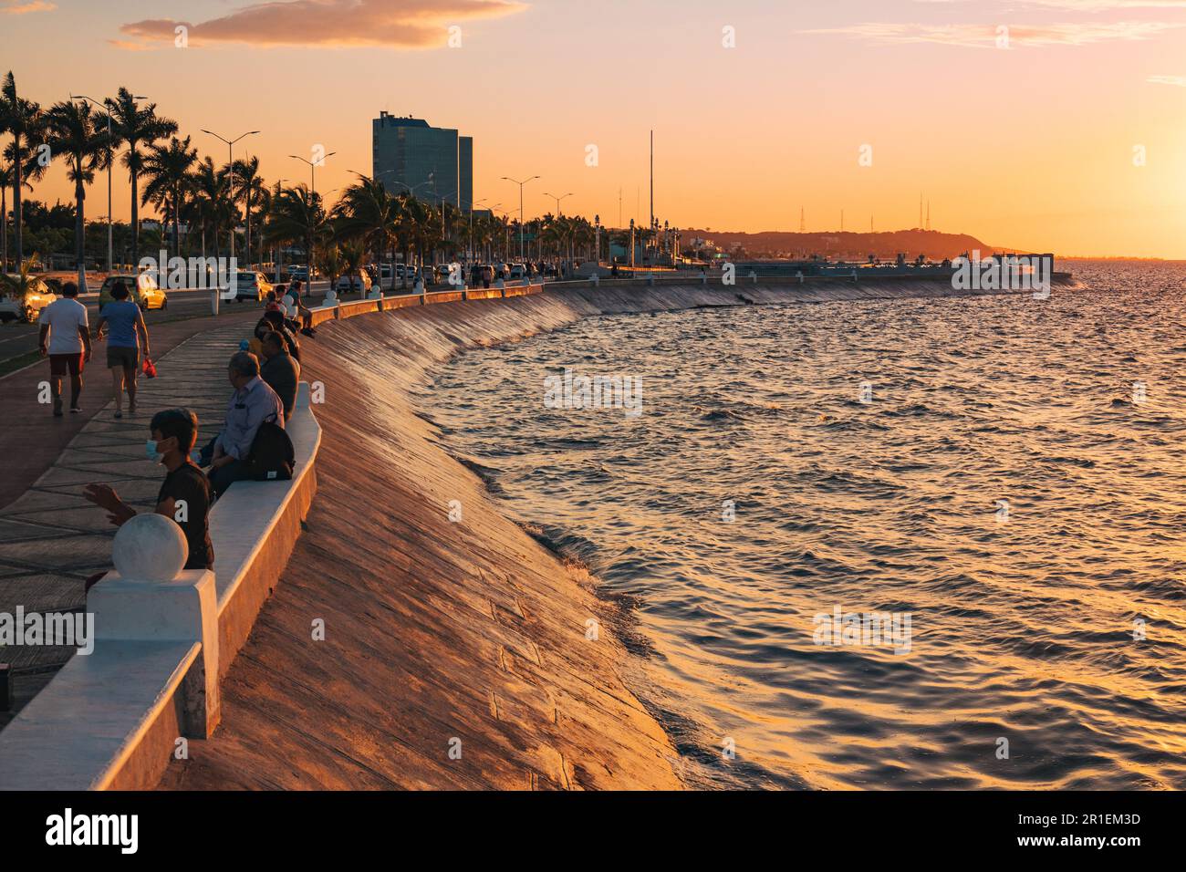 I residenti si rilassano lungo la malecón a Campeche, Messico, al tramonto Foto Stock