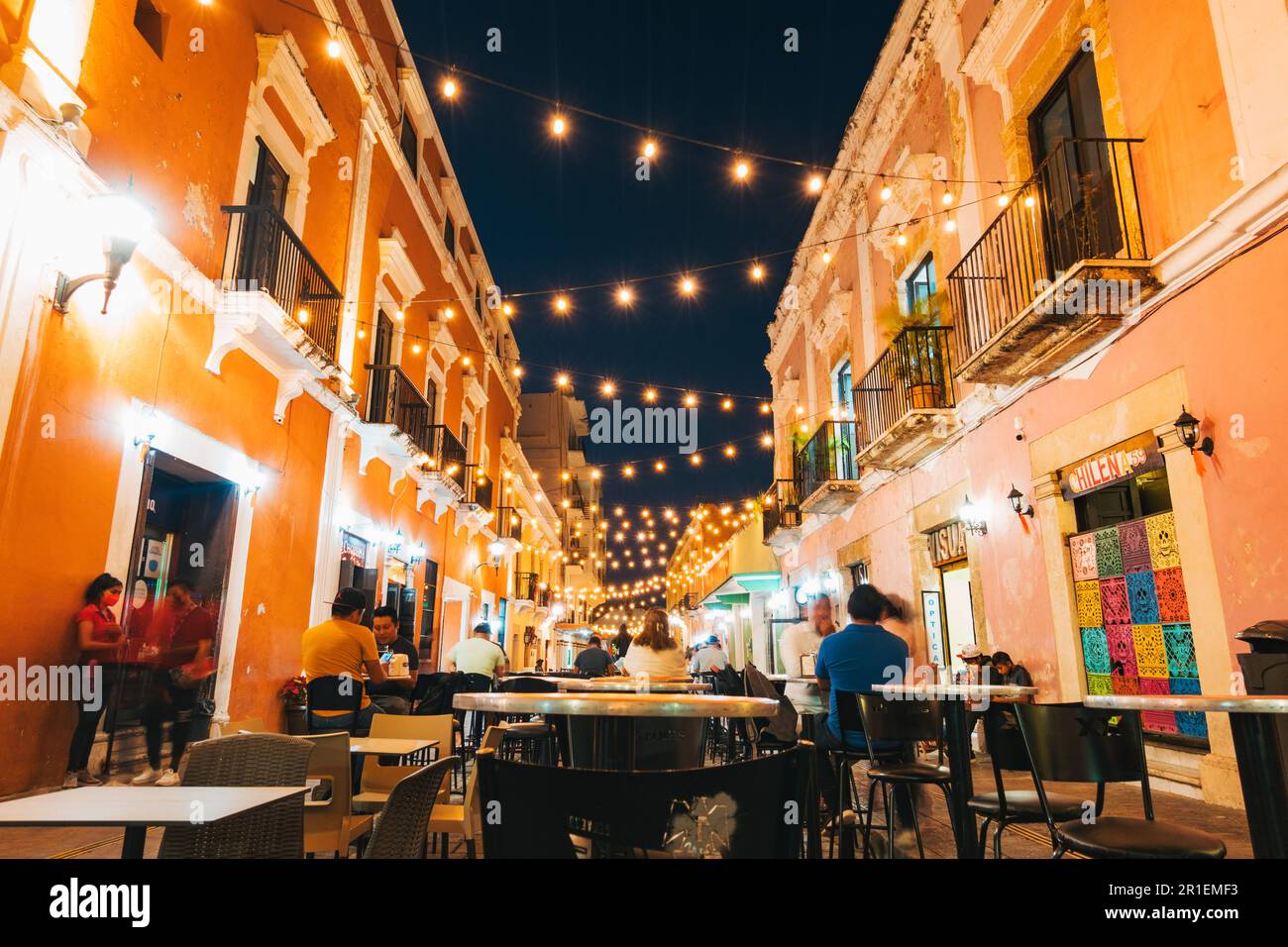 Calle 59, una famosa strada pedonale ricca di bar e ristoranti nel centro storico di Campeche, Messico Foto Stock