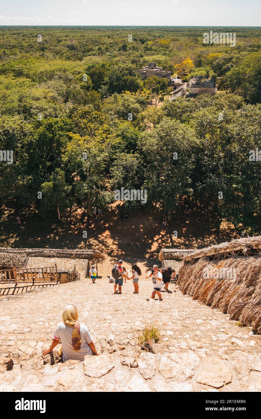 I turisti si arrampicano sul tempio più alto del sito archeologico di Ekʼ Balam a Yucatan, Messico. Uno dei più alti della zona, salendo a 95 metri dal suolo Foto Stock