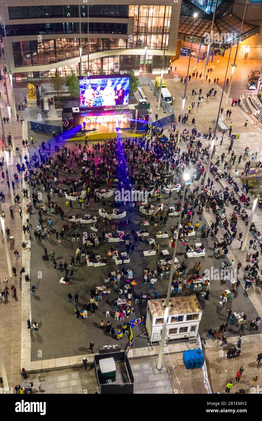 Centenary Square, Birmingham, 13 maggio 2023 - il grande schermo di Birmingham che ha suonato l'Eurovision Song Concert 2023 ai fan di molti paesi diversi. Credito: Interrompi stampa Media/Alamy Live News Foto Stock