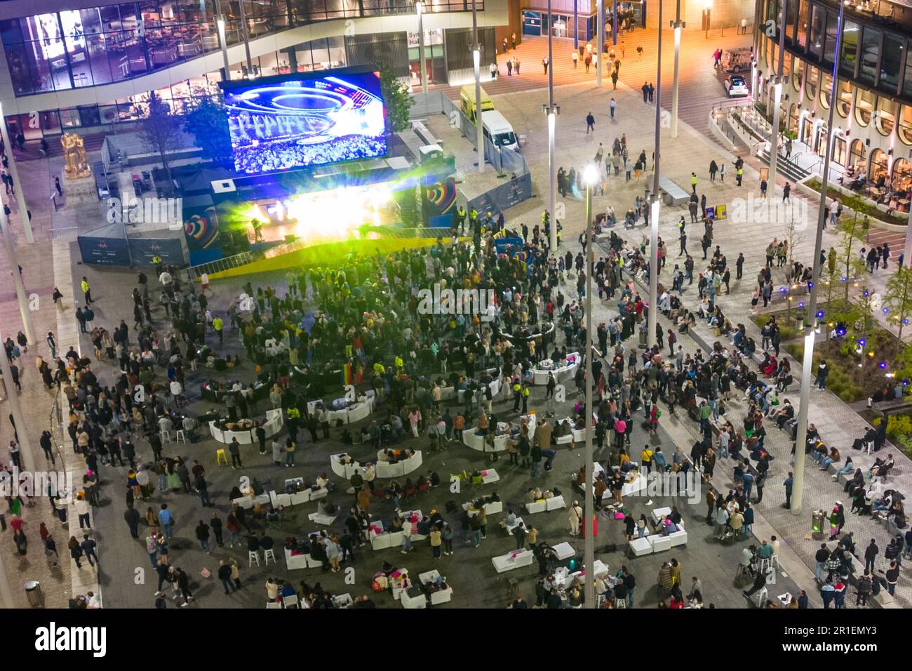 Centenary Square, Birmingham, 13 maggio 2023 - il grande schermo di Birmingham che ha suonato l'Eurovision Song Concert 2023 ai fan di molti paesi diversi. Credito: Interrompi stampa Media/Alamy Live News Foto Stock