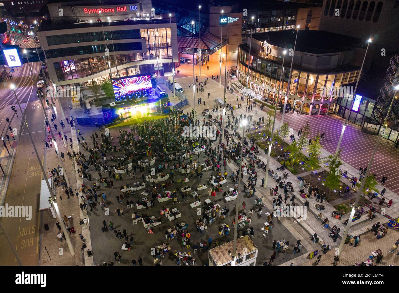 Centenary Square, Birmingham, 13 maggio 2023 - il grande schermo di Birmingham che ha suonato l'Eurovision Song Concert 2023 ai fan di molti paesi diversi. Credito: Interrompi stampa Media/Alamy Live News Foto Stock