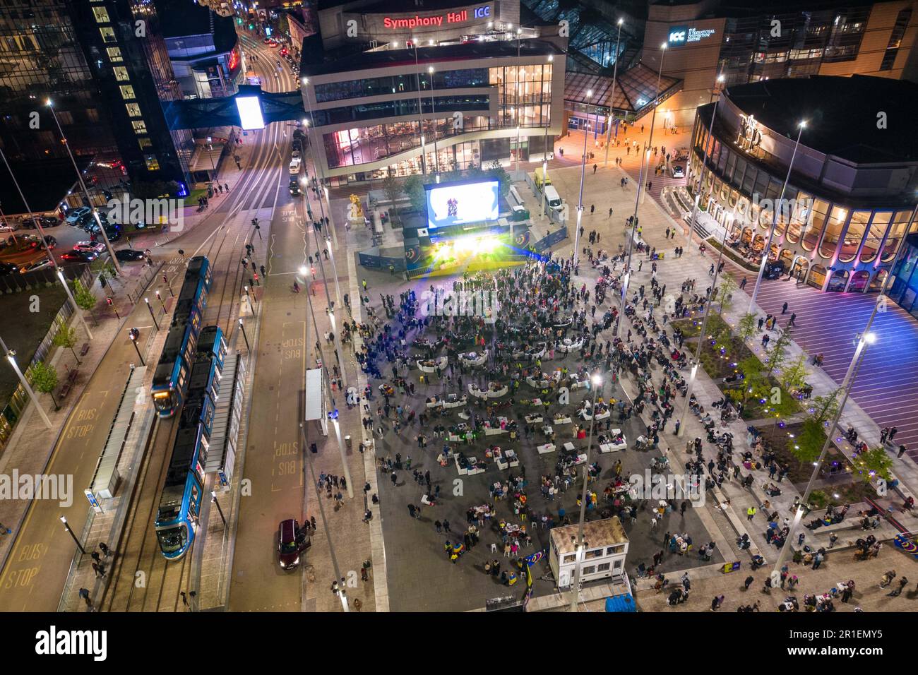 Centenary Square, Birmingham, 13 maggio 2023 - il grande schermo di Birmingham che ha suonato l'Eurovision Song Concert 2023 ai fan di molti paesi diversi. Credito: Interrompi stampa Media/Alamy Live News Foto Stock