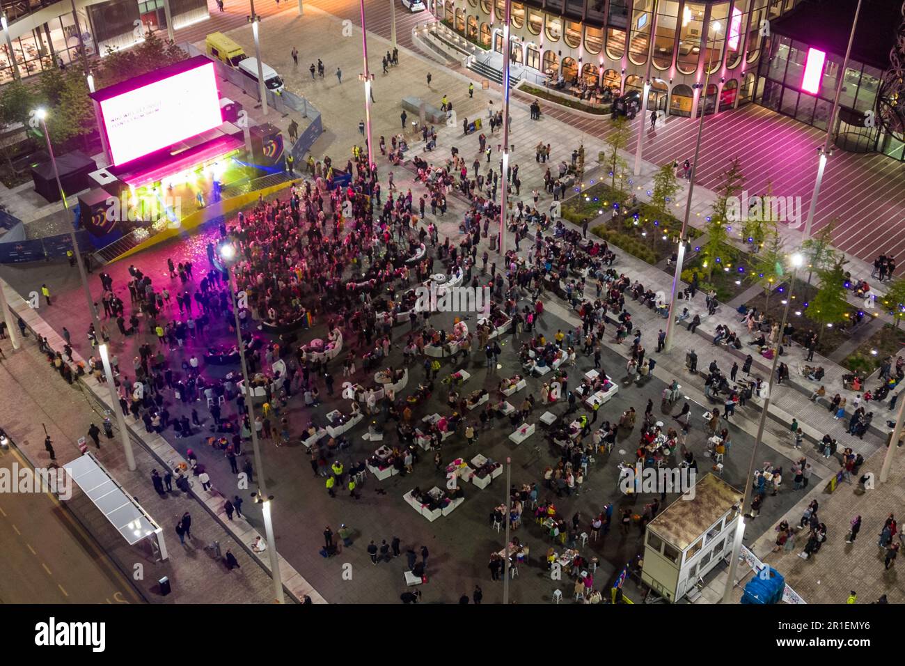 Centenary Square, Birmingham, 13 maggio 2023 - il grande schermo di Birmingham che ha suonato l'Eurovision Song Concert 2023 ai fan di molti paesi diversi. Credito: Interrompi stampa Media/Alamy Live News Foto Stock