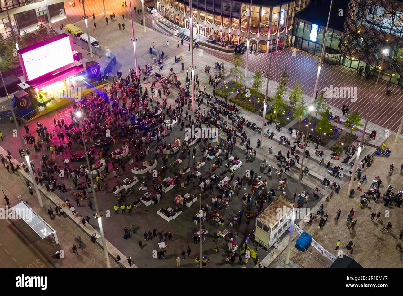 Centenary Square, Birmingham, 13 maggio 2023 - il grande schermo di Birmingham che ha suonato l'Eurovision Song Concert 2023 ai fan di molti paesi diversi. Credito: Interrompi stampa Media/Alamy Live News Foto Stock
