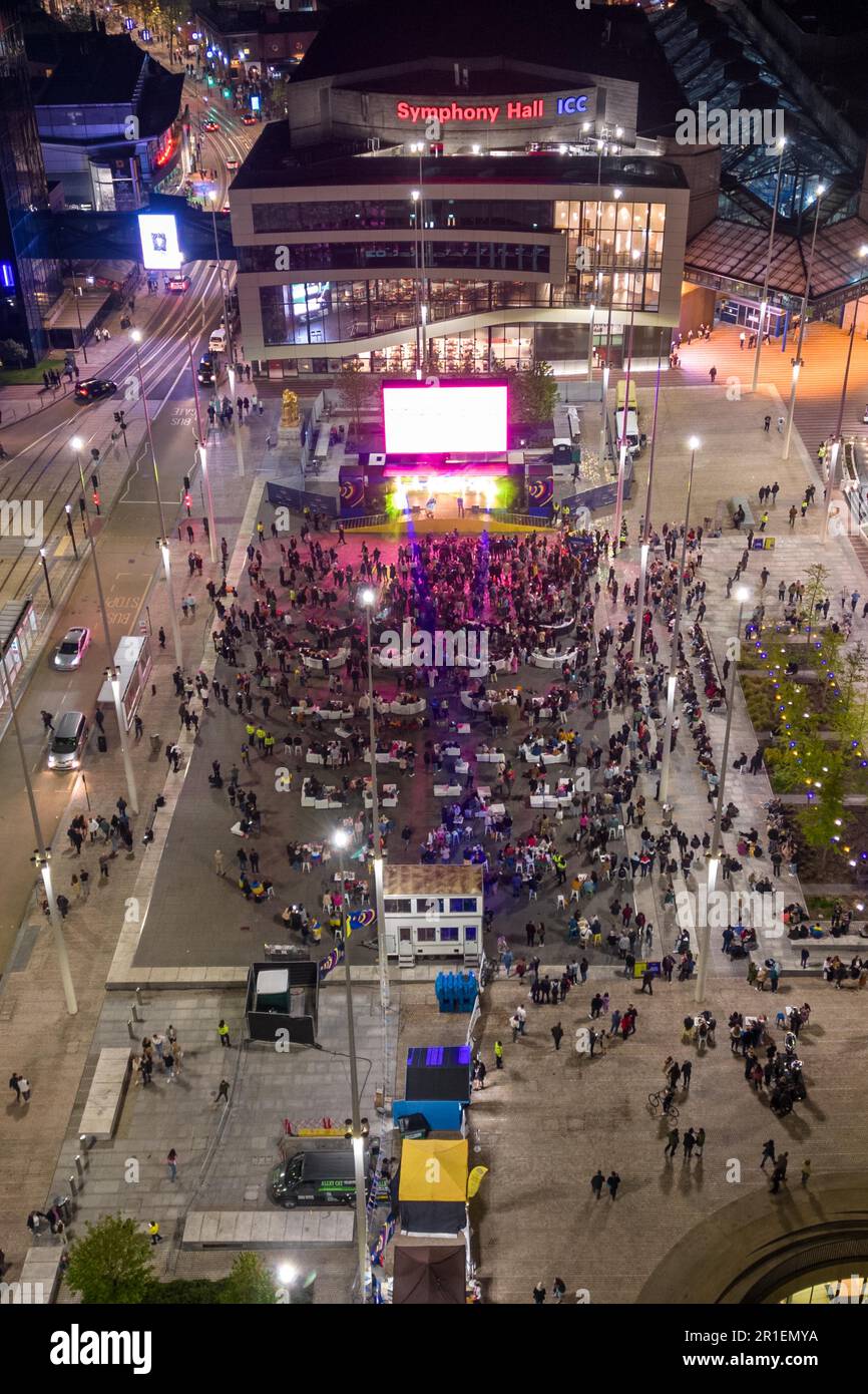 Centenary Square, Birmingham, 13 maggio 2023 - il grande schermo di Birmingham che ha suonato l'Eurovision Song Concert 2023 ai fan di molti paesi diversi. Credito: Interrompi stampa Media/Alamy Live News Foto Stock