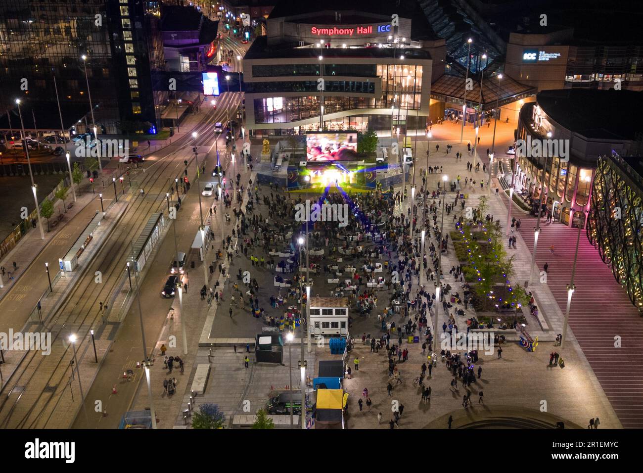 Centenary Square, Birmingham, 13 maggio 2023 - il grande schermo di Birmingham che ha suonato l'Eurovision Song Concert 2023 ai fan di molti paesi diversi. Credito: Interrompi stampa Media/Alamy Live News Foto Stock