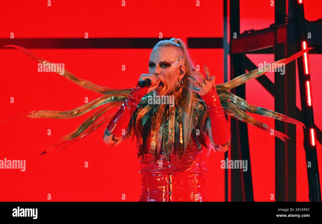 Liverpool, Regno Unito. 13th maggio, 2023. Il frontman Chris Harms della band Lord of the Lost from Germany esegue 'Blood & glitter' alla finale del 67th Eurovision Song Contest (ESC) alla M&S Bank Arena. Credit: Peter Kneffel/dpa/Alamy Live News Foto Stock