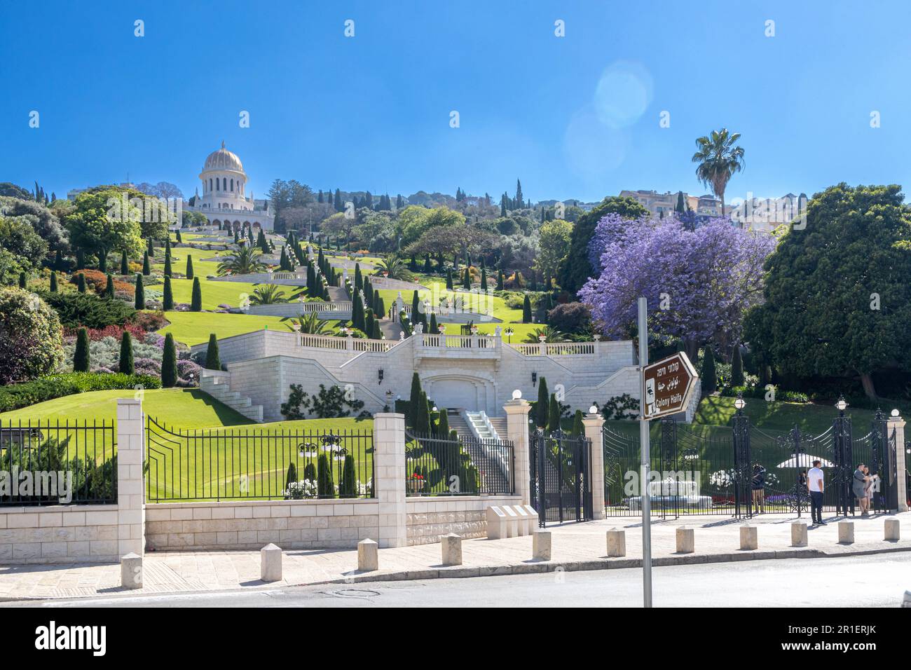 Haifa, Israele, 13 maggio 2023: Vista dalla colonia tedesca sul Monte Carmelo di Gemon al Tempio di Bahai, il centro e il porto della città di Haifa in Israele Foto Stock