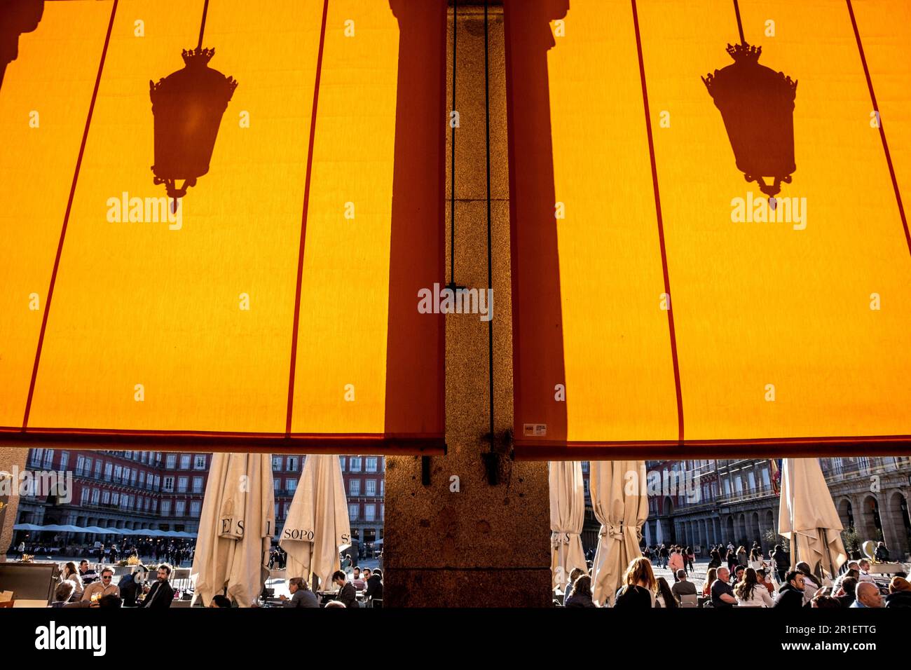 Ombrelloni in Plaza Mayor, Madrid, Spagna Foto Stock