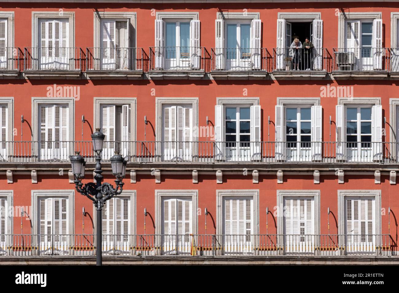 Finestre in una facciata che si affaccia su Plaza Mayor, Madrid, Spagna Foto Stock