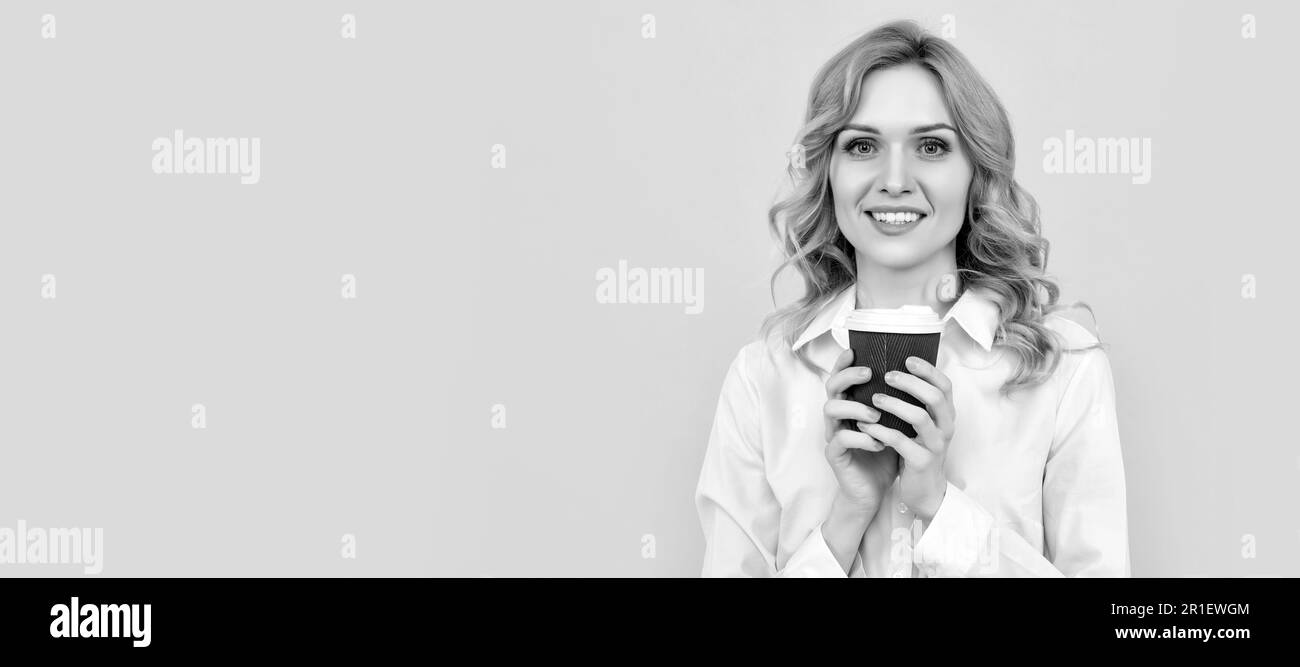 donna bionda felice con caffè del mattino su sfondo giallo. Donna isolato volto ritratto, banner con mock up spazio copia. Foto Stock