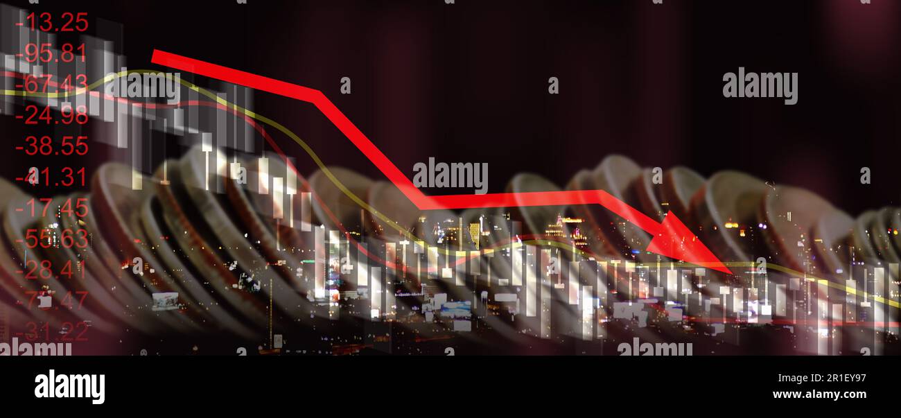 Concetto di recessione economica. Coins and Financial Graph Chart in Freefall tra la crisi finanziaria globale e il crollo del mercato azionario Foto Stock