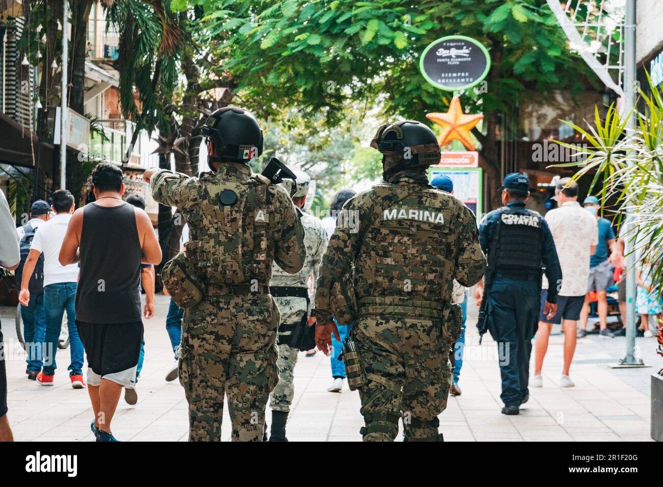 Le truppe della Marina messicana pattugliano il centro commerciale pedonale la Quinta Avenida a Playa del Carmen, Quintana Roo, Messico Foto Stock