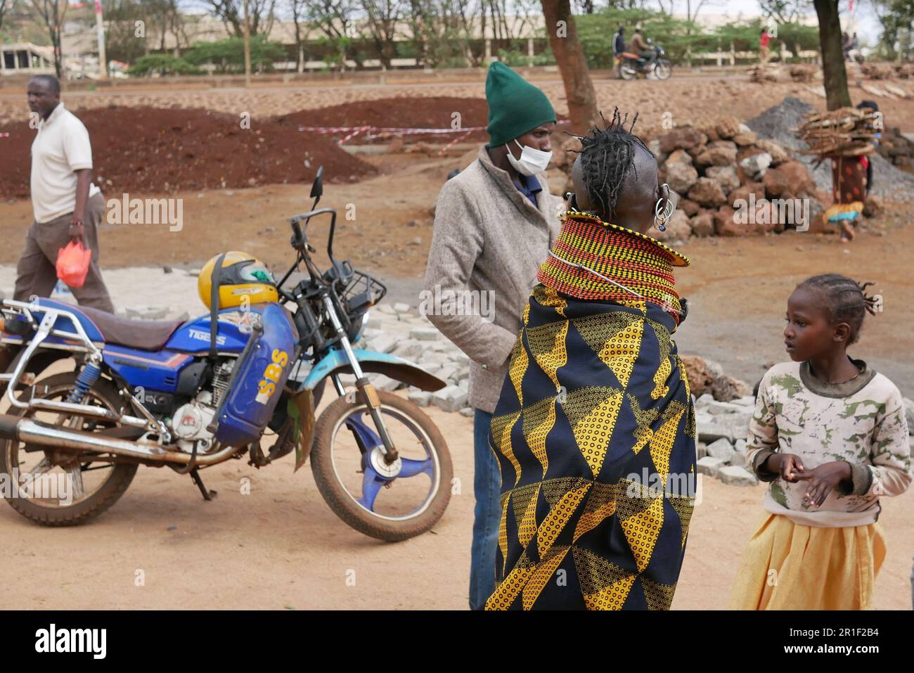 Marsabit, Kenya â€“ 11.26.2022: La tribeswoman di Samburu attende un autobus per la remota area del Lago Turkana Foto Stock