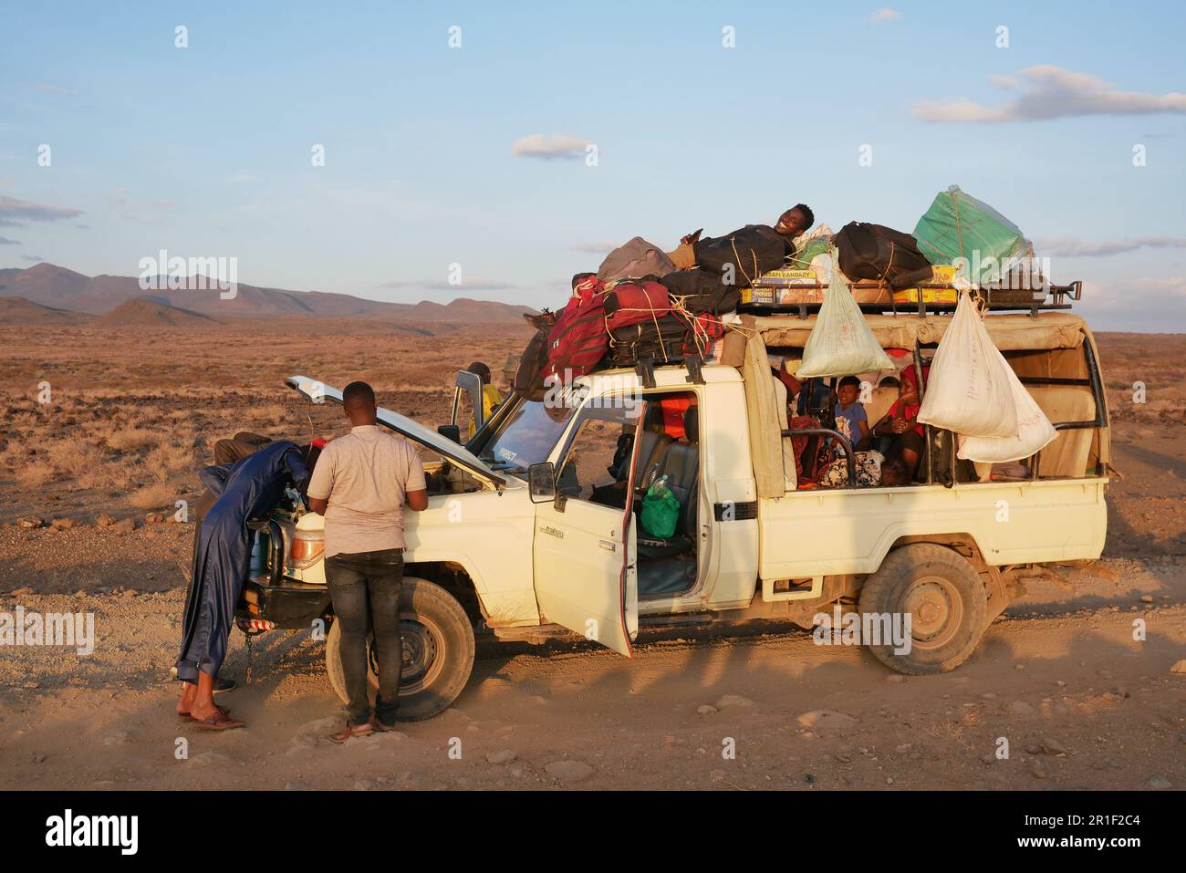 Deserto di Chalbi, Kenya â€“ 11.26.2022: Camion sovraccaricato di passeggeri si rompe nel remoto deserto di Chalbi durante il crepuscolo Foto Stock