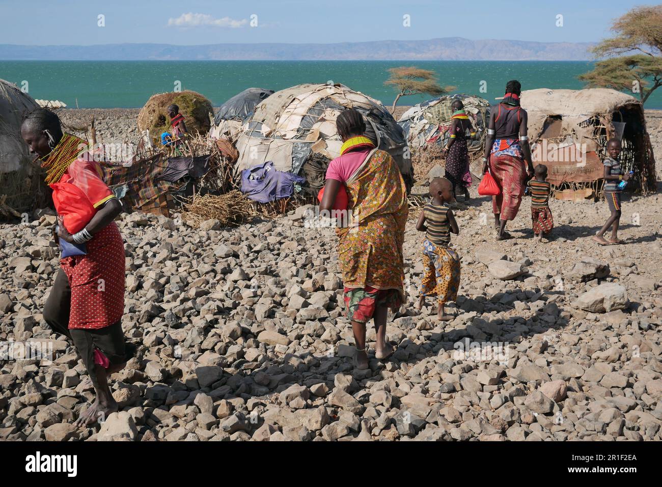 Loiyangalani, Kenya â€“ 11.28.2022: Uomini e donne appartenenti alla tribù Turkana scovano un'esistenza ai margini del lago Turkana Foto Stock