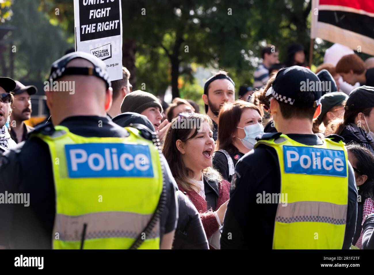 Melbourne, Australia, 13 maggio 2023. I manifestanti antifascisti cantano da dietro una linea di polizia durante un acceso raduno politico contro il razzismo, in quanto i gruppi neonazisti di estrema destra hanno tenuto una manifestazione al parlamento di Stato, che ha portato a scontri e scuffi il 13 maggio 2023 a Melbourne, Australia. Credit: Michael Currie/Speed Media/Alamy Live News Foto Stock