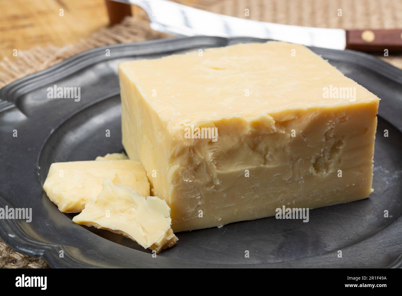 Collezione di formaggi inglesi, primo piano di formaggio cheddar affumicato stagionato inglese Foto Stock