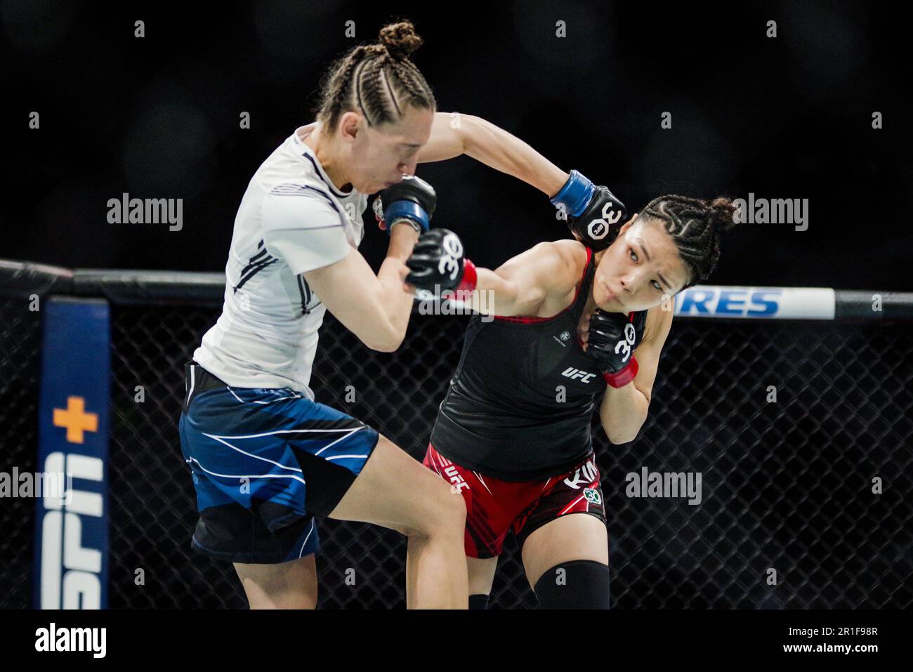 Charlotte, North Carolina, Stati Uniti. 13th maggio, 2023. CHARLOTTE, NORTH CAROLINA - 13 maggio: (R-L) Ji Yeon Kim e Mandy Bohm entrambi scioperi terra a UFC Fight Night: Rozenstruik vs Almeida il 13th maggio 2023 allo Spectrum Center di Charlotte, North Carolina, Stati Uniti. (Foto di Matt Davies/PxImages) Credit: PX Images/Alamy Live News Foto Stock