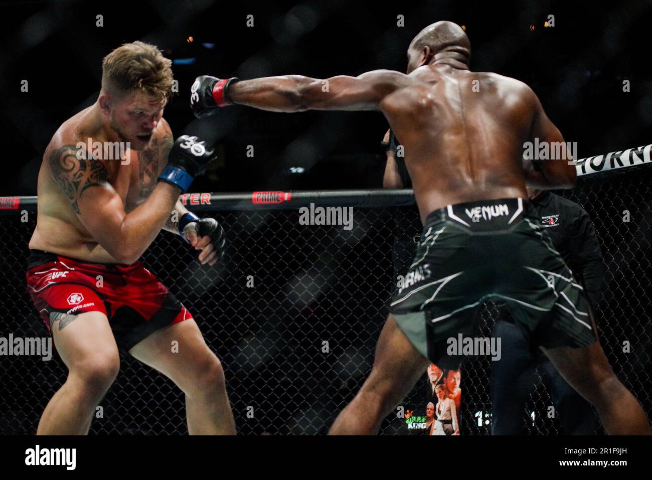 Charlotte, North Carolina, Stati Uniti. 13th maggio, 2023. CHARLOTTE, NORTH CAROLINA - 13 maggio: (R-L) Karl Williams punches Chase Sherman alla UFC Fight Night: Rozenstruik vs Almeida il 13th maggio 2023 allo Spectrum Center di Charlotte, North Carolina, Stati Uniti. (Foto di Matt Davies/PxImages) Credit: PX Images/Alamy Live News Foto Stock Charlotte, North Carolina, Stati Uniti. 13th maggio, 2023. CHARLOTTE, NORTH CAROLINA - 13 maggio: (R-L) Karl Williams punches Chase Sherman alla UFC Fight Night: Rozenstruik vs Almeida il 13th maggio 2023 allo Spectrum Center di Charlotte, North Carolina, Stati Uniti. (Foto di Matt Davies/PxImages) Credit: PX Images/Alamy Live News Foto Stock