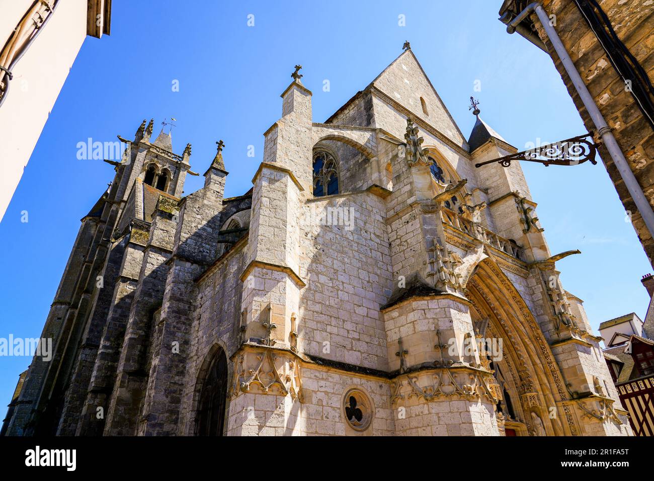 Facciata della Madonna della Natività chiesa gotica con contrafforti volanti nella città medievale di Moret-sur-Loing nella Senna e Marna, Francia Foto Stock