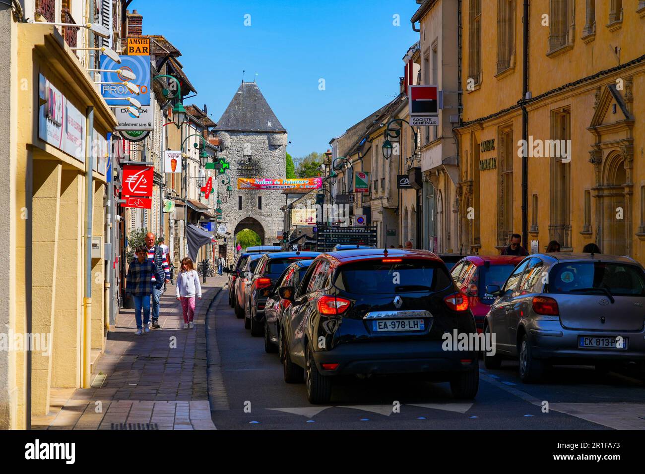 Auto in auto in direzione della Porte de Bourgogne ('porta di Borgogna') torre fortificata nelle antiche mura della città medievale di Moret-sur-Loing in Seine et Foto Stock