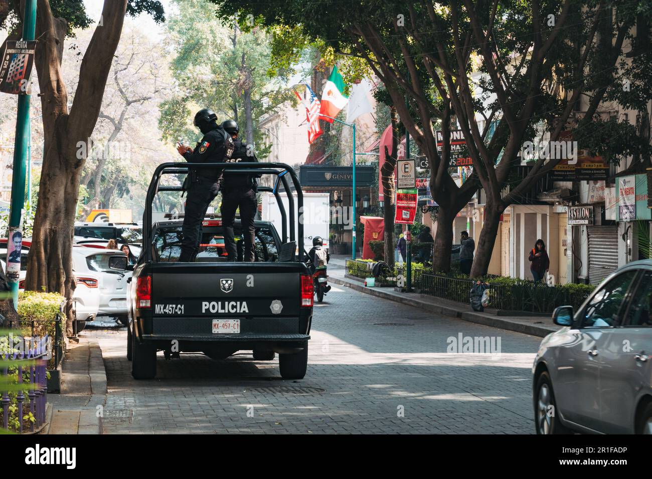 Segreteria della sicurezza del cittadino (SSC) polizia di pubblica sicurezza in piedi sul retro di un pick-up a Juárez, Città del Messico Foto Stock