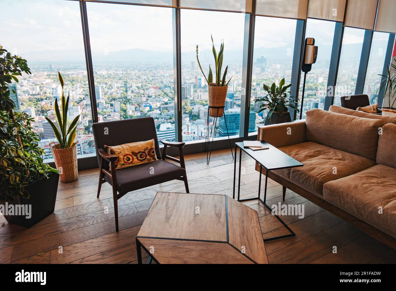 Vista su Città del Messico da un ufficio WeWork a Torre Reforma, il grattacielo più alto della città Foto Stock