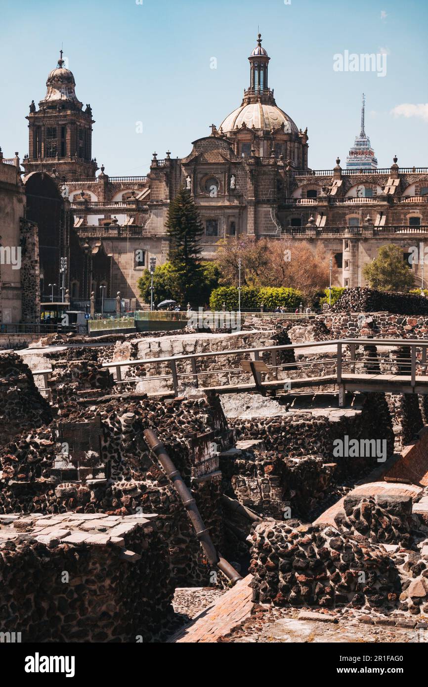 Le rovine del Tempio principale di Tenochtitlan, dell'impero messicano, si trovano di fronte alla Cattedrale Metropolitana di Città del Messico Foto Stock