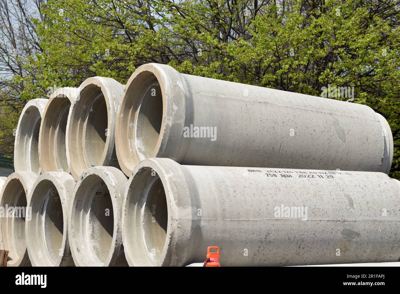 Gatineau, Canada, 11.05.2023: Immagine ravvicinata dei tubi in calcestruzzo per la costruzione di fognature impilati Foto Stock