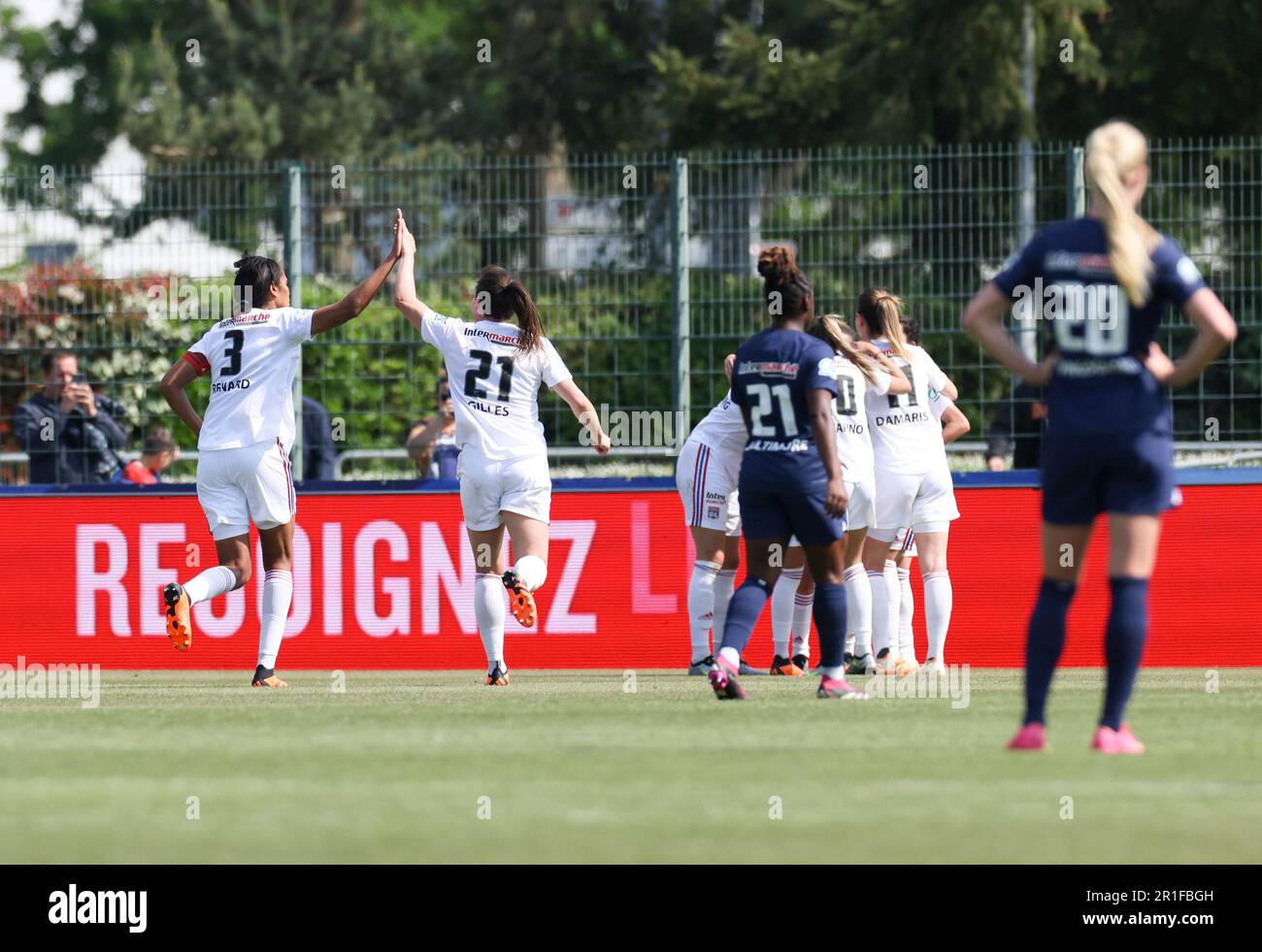 Orleans, Francia. 13th maggio, 2023. I giocatori di OL festeggiano il loro gol durante la finale della Coppa Francese delle Donne del 2022-2023 tra Paris Saint-Germain e Olympique Lyonnais (OL) a Orleans, in Francia, il 13 maggio 2023. Credit: Gao Jing/Xinhua/Alamy Live News Foto Stock