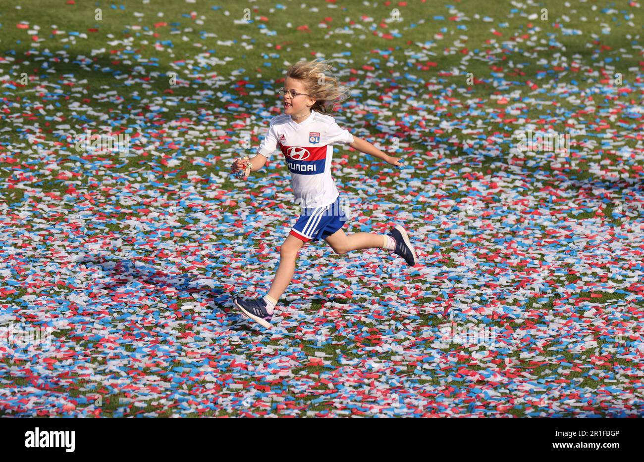 Orleans, Francia. 13th maggio, 2023. Un bambino corre in campo dopo la finale della Coppa Francese delle Donne del 2022-2023 tra Parigi Saint-Germain e Olympique Lyonnais (OL) a Orleans, in Francia, il 13 maggio 2023. Credit: Gao Jing/Xinhua/Alamy Live News Foto Stock