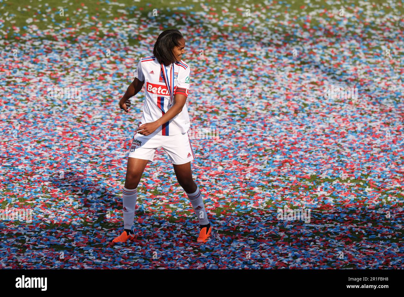 Orleans, Francia. 13th maggio, 2023. Wendie Renard di o festeggia dopo la finale della Coppa francese femminile del 2022-2023 tra Paris Saint-Germain e Olympique Lyonnais (OL) a Orleans, in Francia, il 13 maggio 2023. Credit: Gao Jing/Xinhua/Alamy Live News Foto Stock