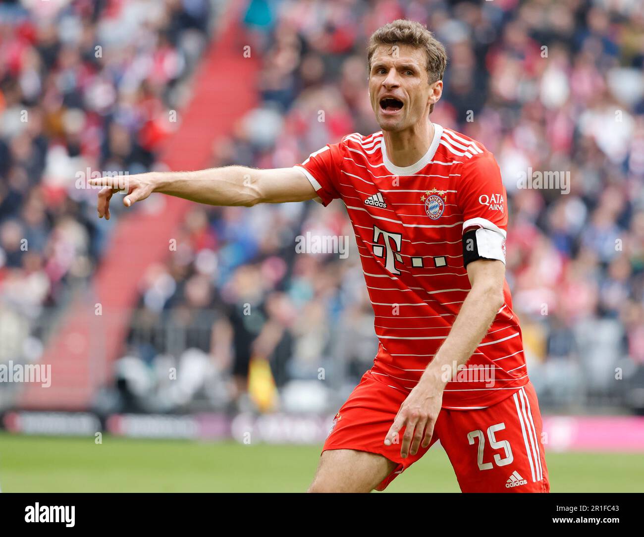 Monaco, Germania. 13th maggio, 2023. Thomas Mueller del Bayern Monaco reagisce durante la partita di calcio tedesca della prima divisione Bundesliga tra il Bayern Monaco e il FC Schalke 04 a Monaco di Baviera, Germania, 13 maggio 2023. Credit: Philippe Ruiz/Xinhua/Alamy Live News Foto Stock